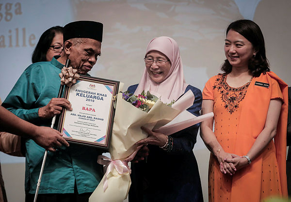 Deputy Prime Minister Datuk Seri Wan Azizah Wan Ismail hands over a special award to Abd Majid Abd Rashid together with Women’s Development, Family and Community Minister Hannah Yeoh during the launch for the Malaysian Family Declaration in Cyberjaya today — SUNPIX BY ASHRAF SHAMSUL