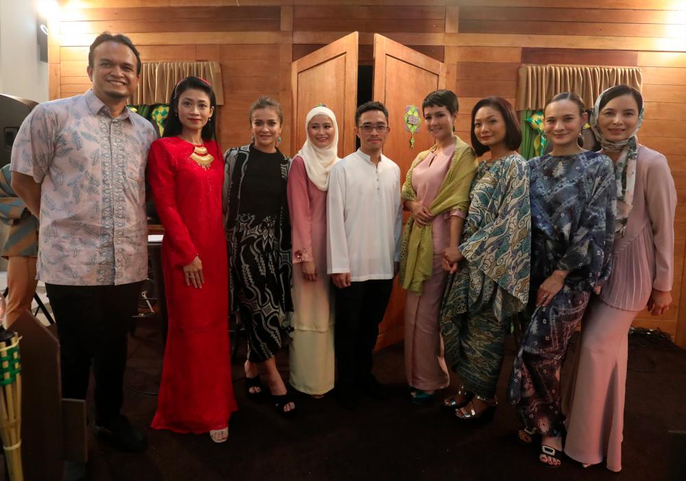 Mompreneur Asia co-founder Niney Chong (L2) and celebrity Sazzy Falak (L3) at a charity breaking of fast organised by Celepets in Kuala Lumpur on May 13, 2019. — Sunpix by Masry Che Ani