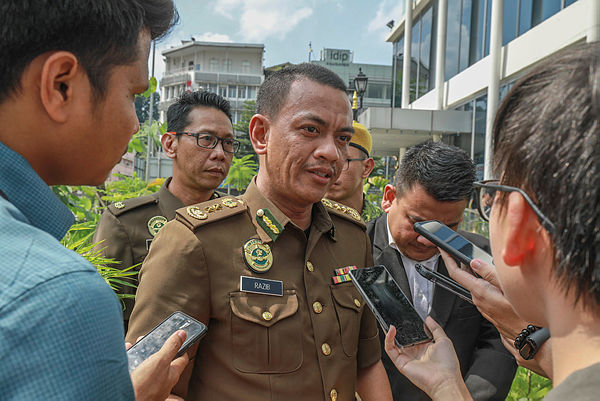 Rela operations director Mohamad Razib Buhaini speaks to the media after lodging a police report on Melvin Cheong at IPD Sentul. — Amirul Syafiq Mohd Din