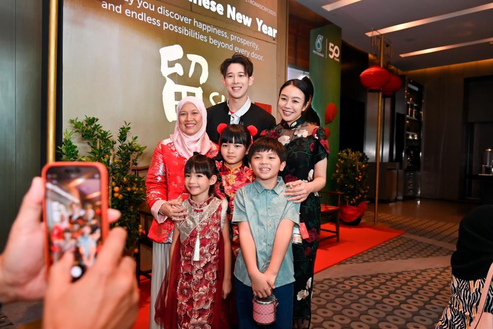 $!Petronas senior general manager of strategic communications Siti Azlina (in headscarf) with the cast of the webfilm.