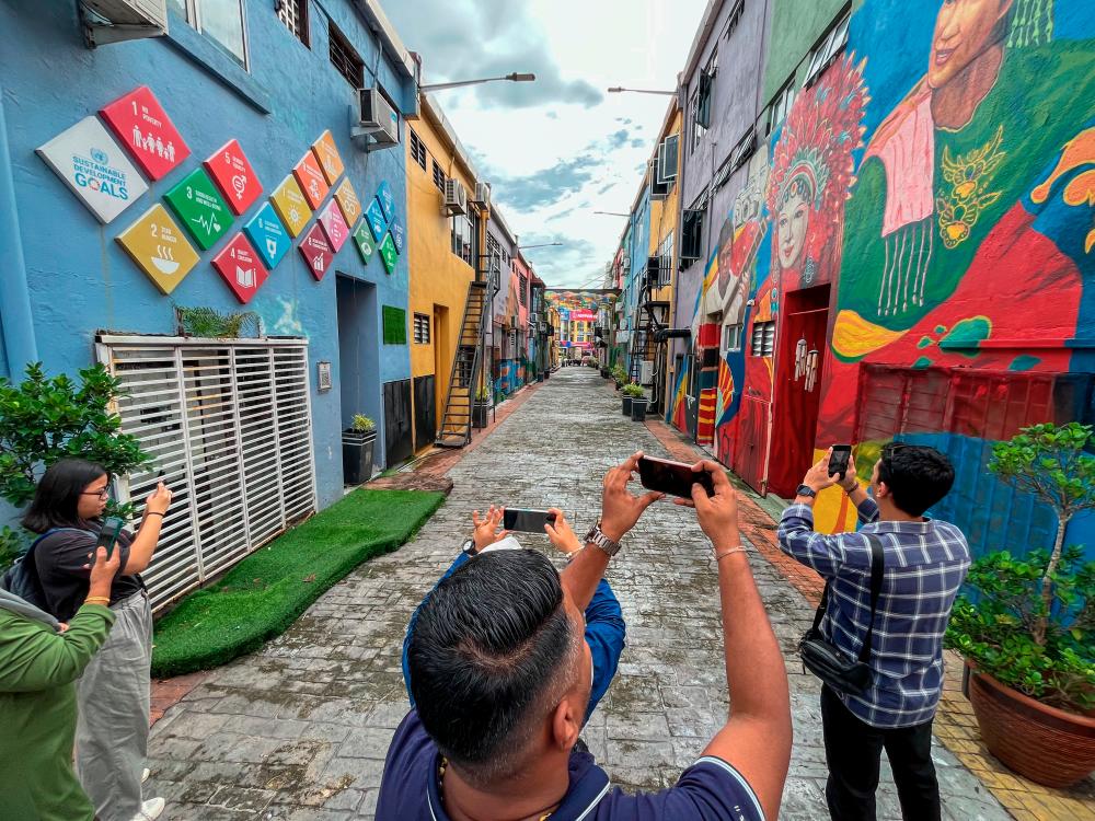 BBST Walk transforms into an art market, featuring the skills of local artisans on weekends. – PICS BY AMIRUL SYAFIQ/ THESUN