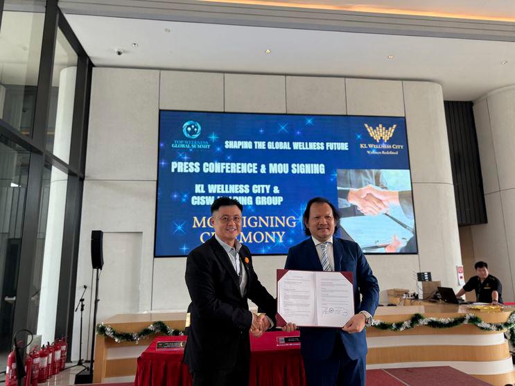 Left： Dato’Sri Dr.Vincent Tiew (KL Wellness City Branding, Sales and Marketing Director). Right：Mr Jacky Ong (The President and CEO of CISW Holding Group)