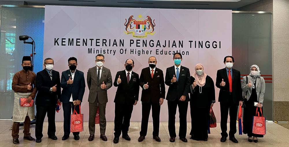 MSU President Professor Tan Sri Dr Mohd Shukri (fifth from right), on his left MQA chief executive officer Profesor Dato' Dr. Mohammad Shatar with MSU delegation after signing ceremony.