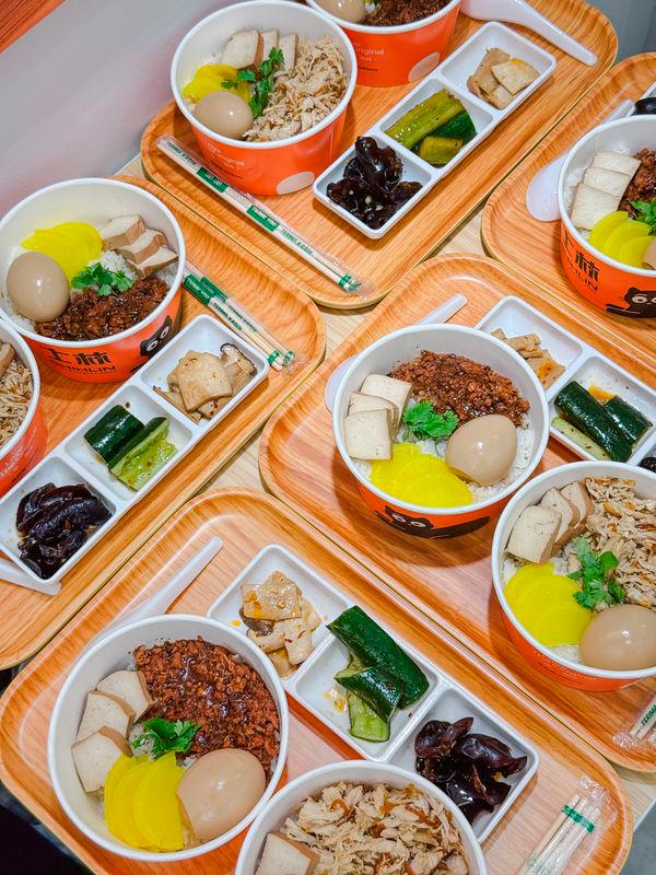 (L-R) Braised Chicken Ricebowl 滷肉飯, and Chiayi Scallion Chicken Ricebowl 嘉義雞肉飯 $!(L-R) Braised Chicken Ricebowl 滷肉飯, and Chiayi Scallion Chicken Ricebowl 嘉義雞肉飯