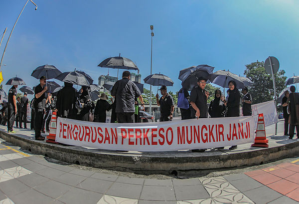 A group of govt retirees pickets in front Wisma Perkeso in Jalan Ampang, Kuala Lumpur on April 29, 2019. — Sunpix by Amirul Syafiq Mohd Din