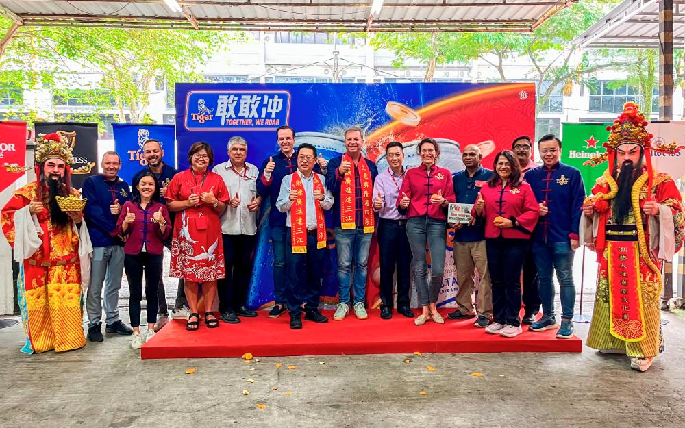 $!theSun and Heineken Malaysia come together for a group photo to celebrate the occasion.