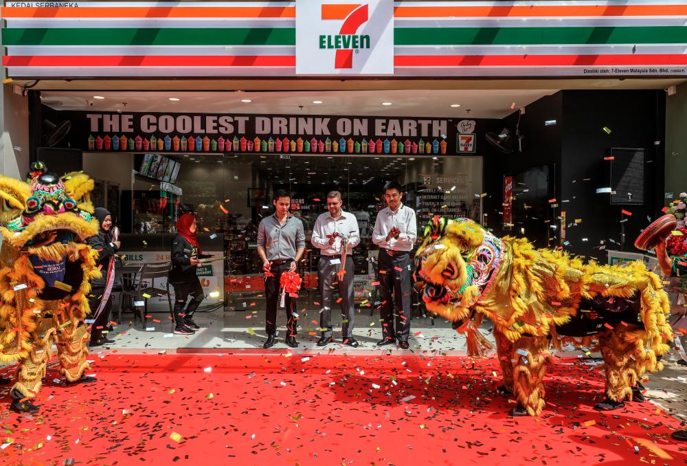 From left: 7-Eleven Malaysia CFO Wong Wai Keong, CEO Colin Harvey and senior operations manager Kelvin Gan at a ribbon cutting ceremony during the launch of 7-Eleven’s 2,323rd store at Plaza Arkadia, Desa ParkCity. - AMIRUL SYAFIQ MOHD DIN/THESUN