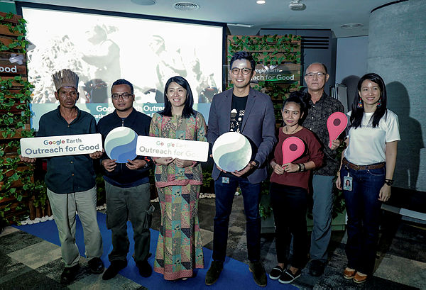 Minister of Energy, Science, Technology, Environment and Climate Change Yeo Bee Yin, together with Country Head of Google Outreach, Google Malaysia, Marc Woo with Orang Asli and NGO representatives at the Google office in Kuala Lumpur. — Sunpix by Ashraf Shamsul