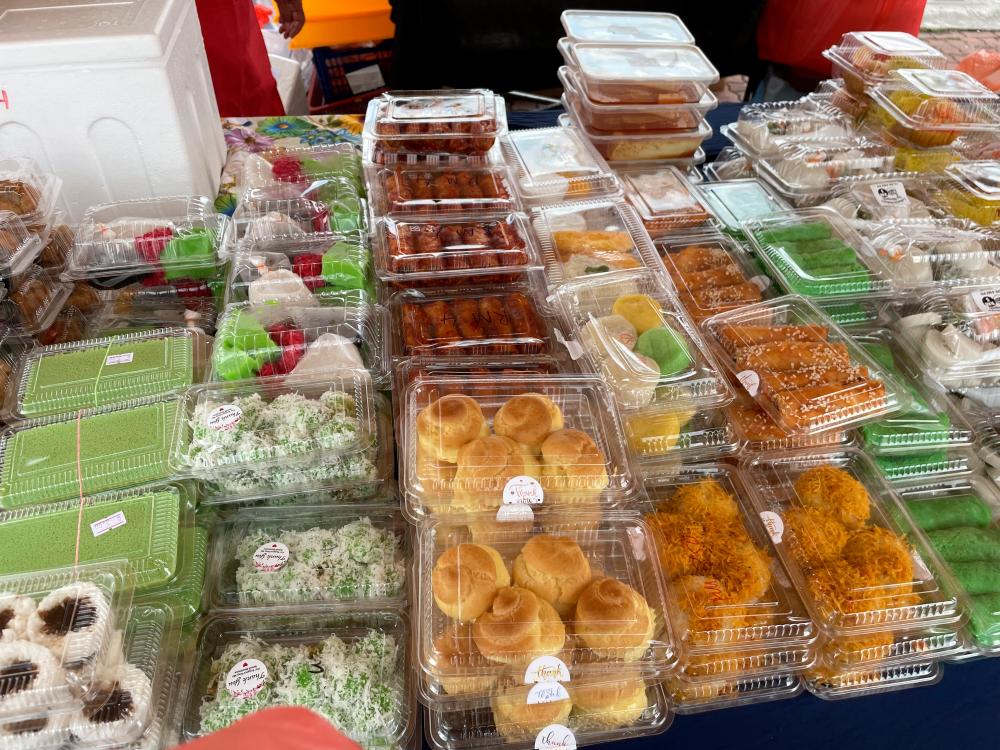 $!A vibrant display of kuih-muih, offering a taste of Malaysia’s traditional desserts.