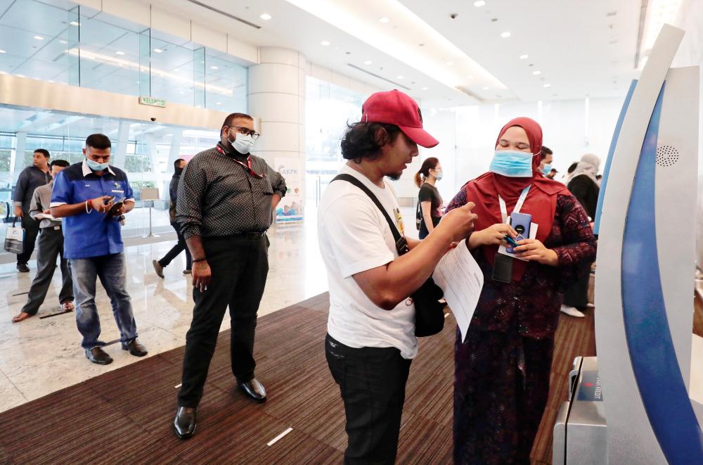 $!People queuing up to check their credit status at the Central Credit Reference Information System at Bumiputra Commerce building in Kuala Lumpur. – ZAHID IZZANI/THESUN