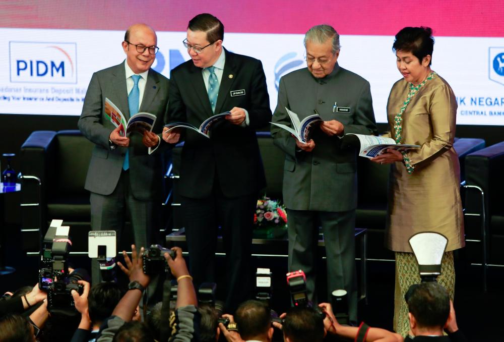From left: Securities Commission Malaysia chairman Datuk Syed Zaid Albar, Finance Minister Lim Guan Eng, Prime Minister Tun Dr Mahathir Mohamad and Bank Negara Malaysia governor Datuk Nor Shamsiah Mohd Yunos at the launch of the National Strategy for Financial Literacy today. NORMAN HIU/THESUN