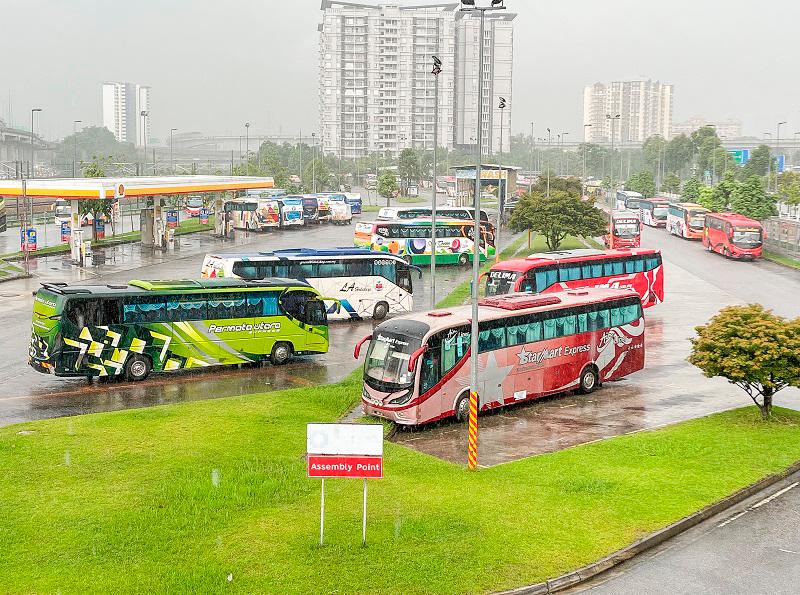 Law suggested regular inspections of speed limiter devices on express buses and mandatory rest periods for solo drivers. – THESUNpix