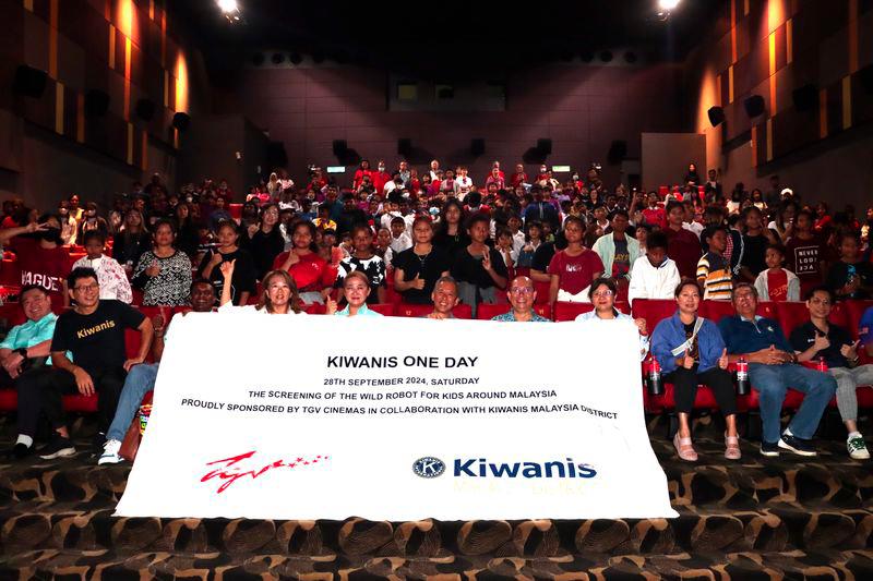 Mr Tan Lay Han, Chief Executive Officer of TGV Cinemas and Kiwanis Malaysia Governor Michael Chiew (seated middle) flanked by Kiwanis leaders and kids before the opening of the movie.