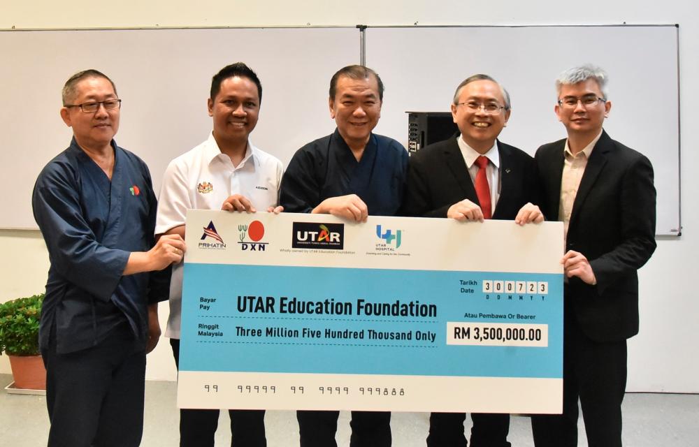 From left: DXN special consultant to chairman Datuk Von Sip Hsien, Prihatin CEO Datuk Mohd Aizuddin Ghazali, Lim, Ewe and Associate Prof Dr Te Kian Keong at the ceremony. – SYAZWAN KAMAL/THE SUN