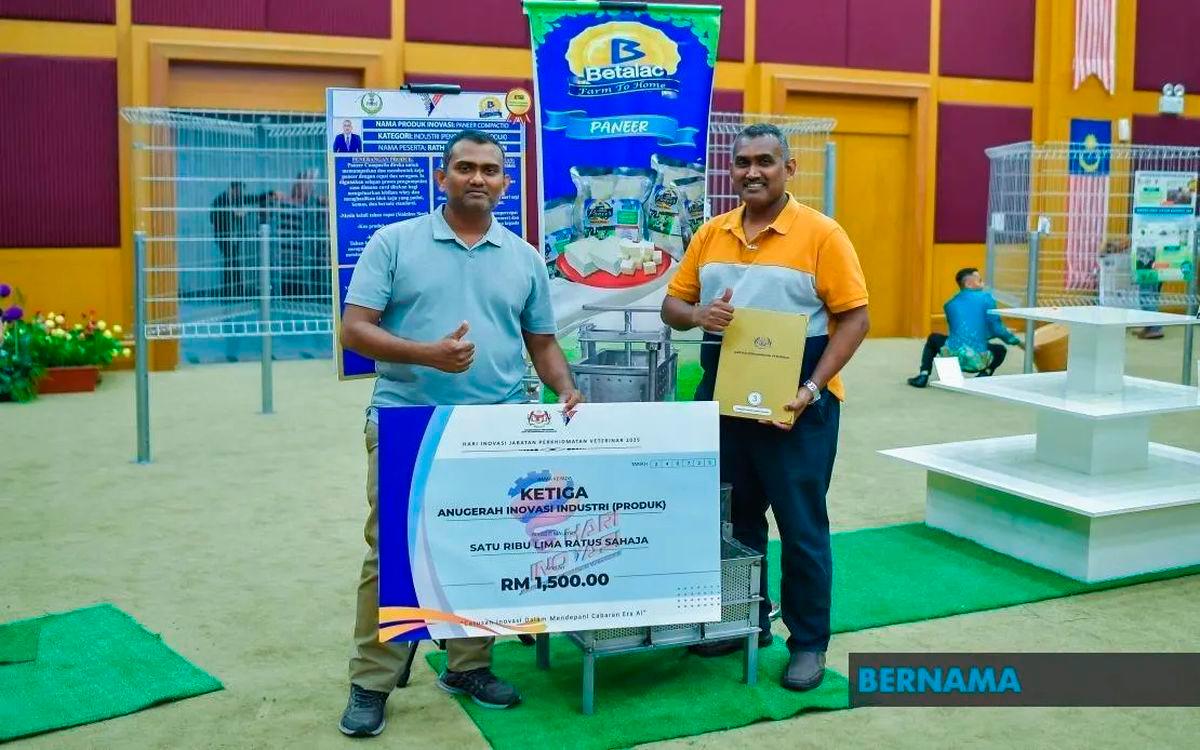 R. Ratha Krishnan, 43, (right) decided to take early retirement from the Department of Veterinary Services (DVS) five years ago and founded Betalac Dairy House Sdn Bhd, a dairy processing company based in Jelapang, Ipoh. - Photo by BERNAMA