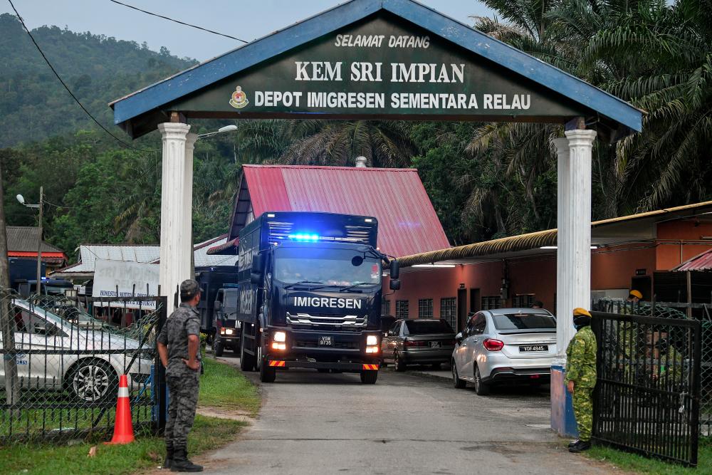 Beberapa buah lori Jabatan Imigresen Malaysia yang membawa sebahagian tahanan etnik Rohingya dilihat meninggalkan Depot Imigresen Sementara Relau Bandar Baharu dipercayai untuk dipindahkan ke depot tahanan lain. BERNAMApix