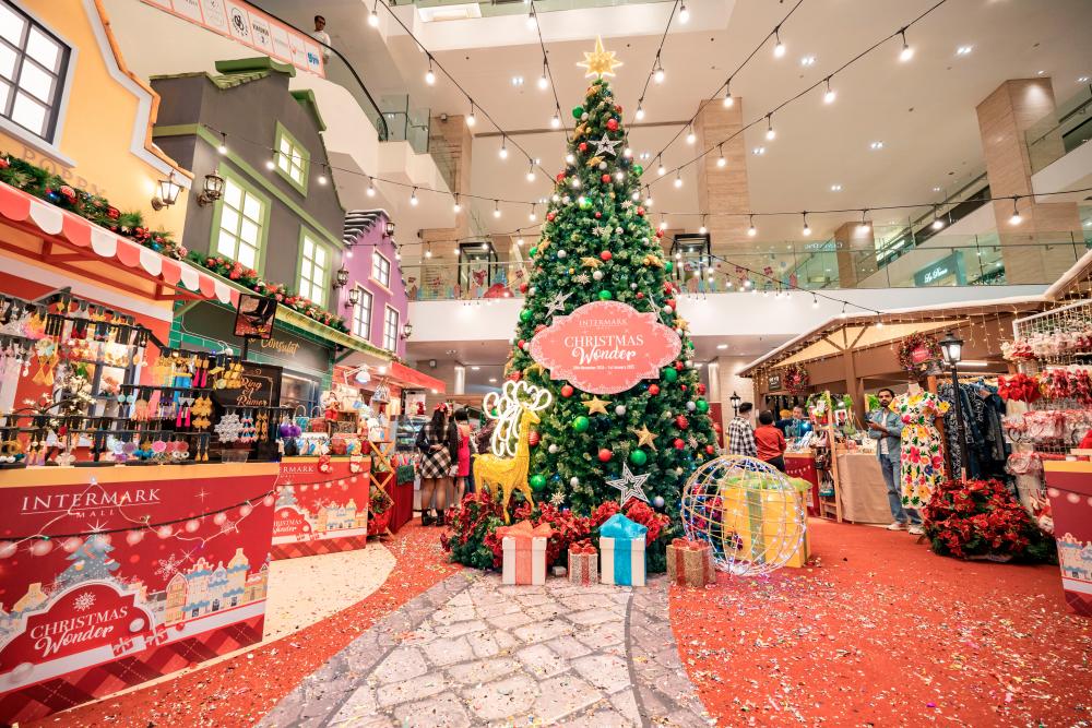 $!Ground Atrium transformed into a charming European market at Intermark Mall.