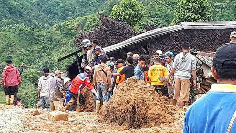 Search and rescue teams are seen during a search effort to find victims from the landslide in Sukabumi, West Java Province, Indonesia Jan 1, 2019. — Reuters