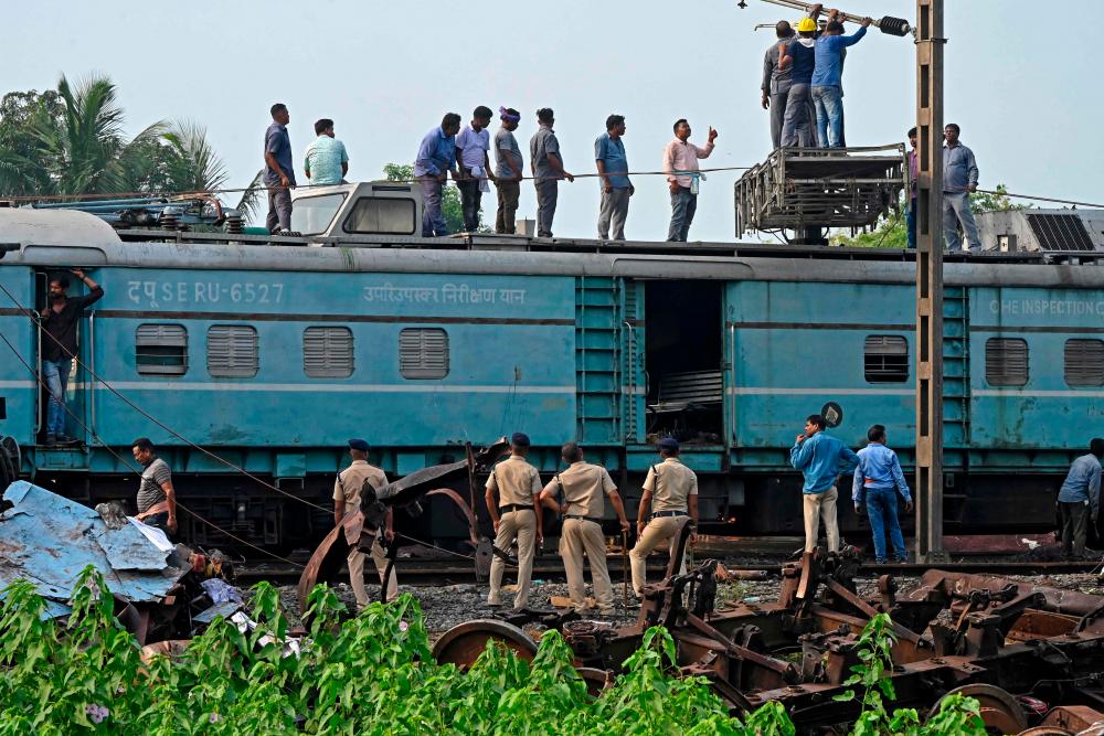 EDITORS NOTE: Graphic content / Policemen inspect the wrecked carriages of a three-train collision near Balasore, in India's eastern state of Odisha, on June 4, 2023 - AFPPIX
