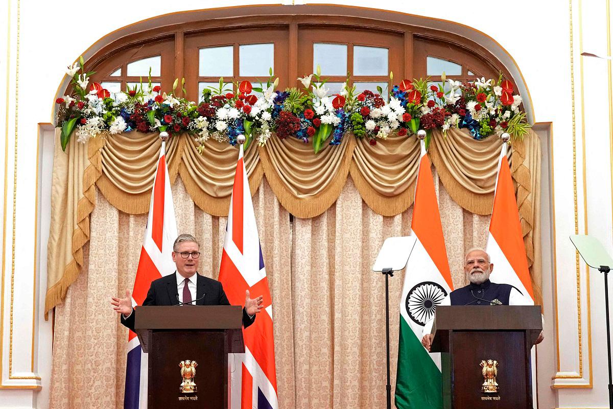 Britain’s Prime Minister Keir Starmer (L) addresses a joint press conference with his Indian counterpart Narendra Modi (R) after their bilateral meeting in Mumbai on October 9, 2025. - Stefan Rousseau / POOL / AFP