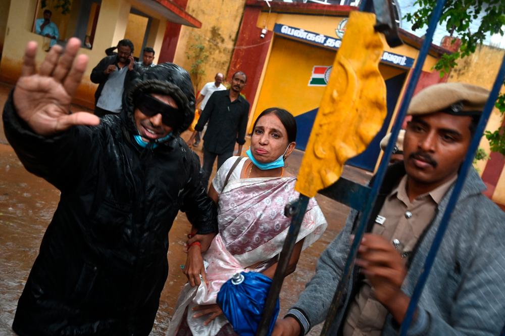 Nalini (C), who was jailed for the assassination of former prime minister Rajiv Gandh, walks out from Vellore women central prison in Vellore/AFPPix