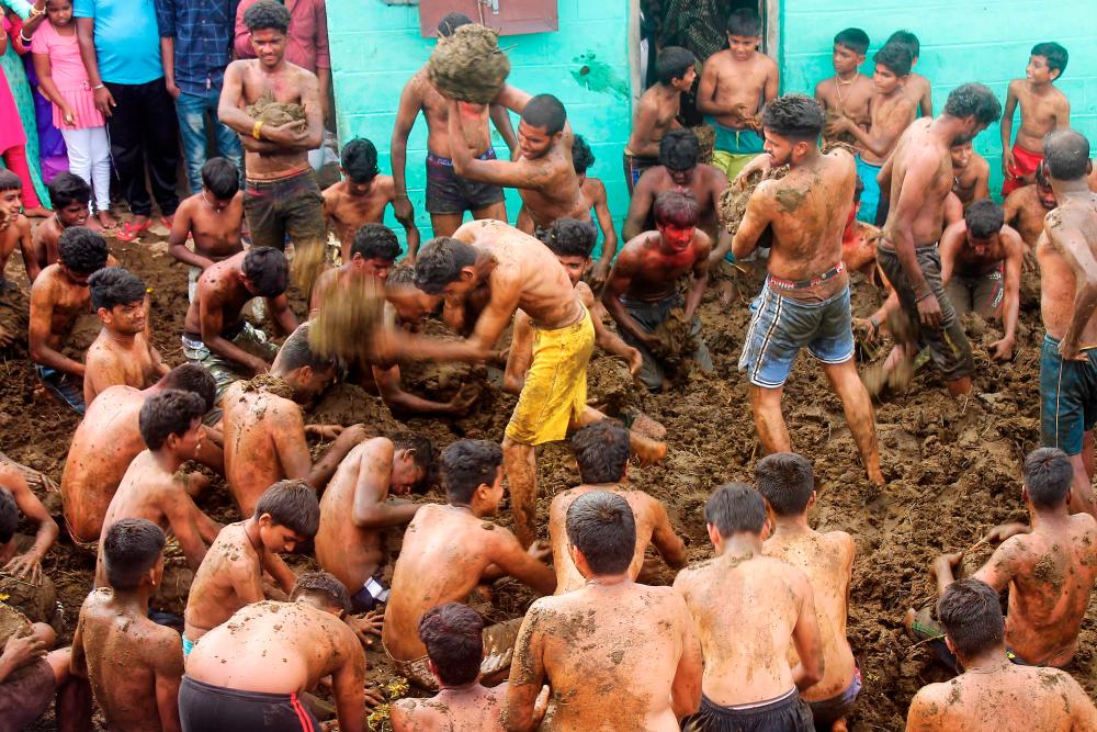 In this picture taken on November 17, 2020 people take part in “Gorehabba” festival at Gumatapura village on the border of India’s Karnataka and Tamil Nadu states. AFP / Padmanabha RAO