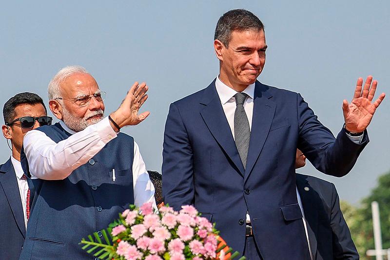 This handout photograph taken and released on October 28, 2024 by the Indian Press Information Bureau (PIB) shows Spanish Prime Minister Pedro Sanchez (R) with his Indian counterpart Narendra Modi waving to crowd during a roadshow following his arrival in Vadodara in India’s Gujarat state. Sanchez was welcomed to India on October 28 with a flower-filled open-top parade alongside counterpart Narendra Modi, as Madrid seeks to boost investment in the world’s fifth-largest economy. - AFP PHOTO / Indian Press Information Bureau (PIB)