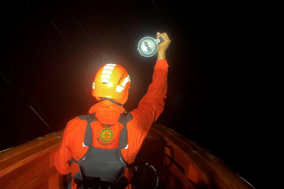 A responder using a flashlight during the search for victims of a capsized boat in the waters off Mentawai Islands, West Sumatra. - AFP PHOTO / INDONESIA’S NATIONAL SEARCH AND RESCUE AGENCY