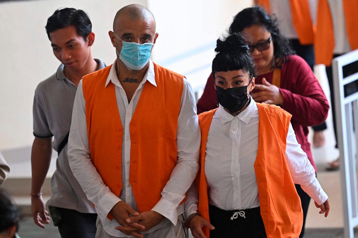 British national Elliot James Shaw (L) and Argentinian national Eleonora Gracia (R) walk to a court room in Denpasar on Indonesia’s resort island of Bali on July 24, 2025. (Photo by SONNY TUMBELAKA / AFP)