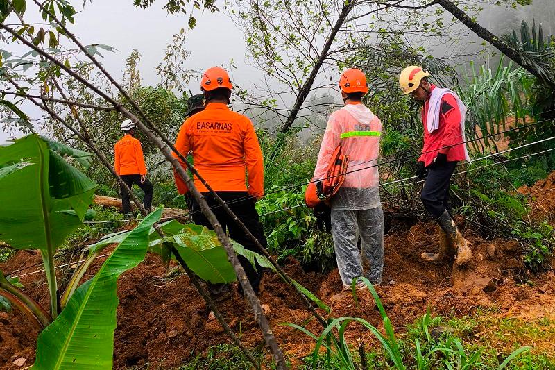 This handout picture taken and released on January 22, 2025 by the National Disaster Management Agency (BNPB) shows rescuers at the site of a landslide triggered by heavy rain two days ago in Kasimpar Village, near Pekalongan city in Central Java. RESTRICTED TO EDITORIAL USE - AFP PHOTO / National Disaster Management Agency (BNPB)