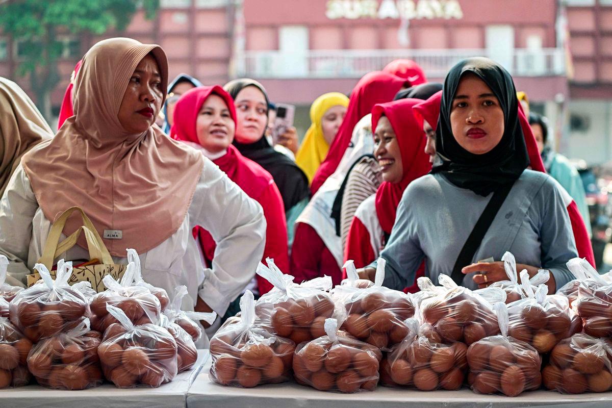 People queue to buy eggs, and other basic necessities at a market in Surabaya on September 23, 2025. - AFPPIX