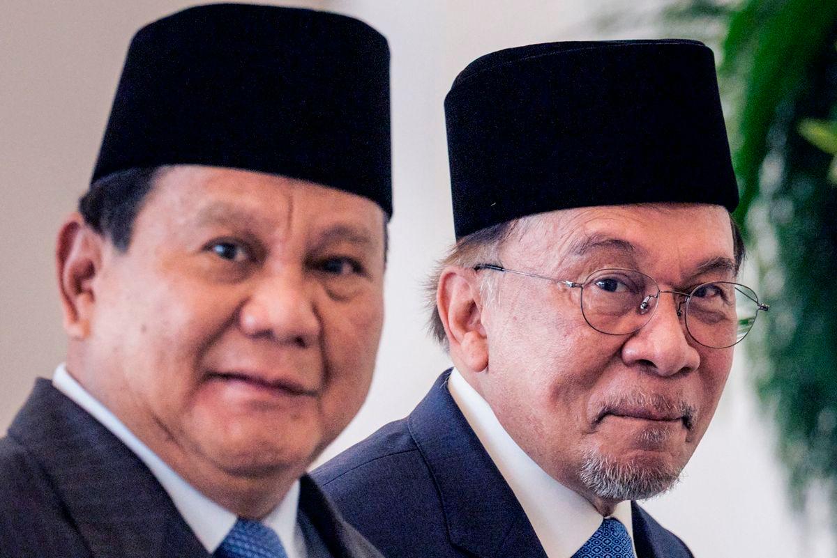 Malaysia’s Prime Minister Anwar Ibrahim (R) and Indonesia’s President Prabowo Subianto walk together ahead of their bilateral meeting at the Presidential Palace in Jakarta on July 29, 2025- Photo by Yasuyoshi CHIBA / AFP