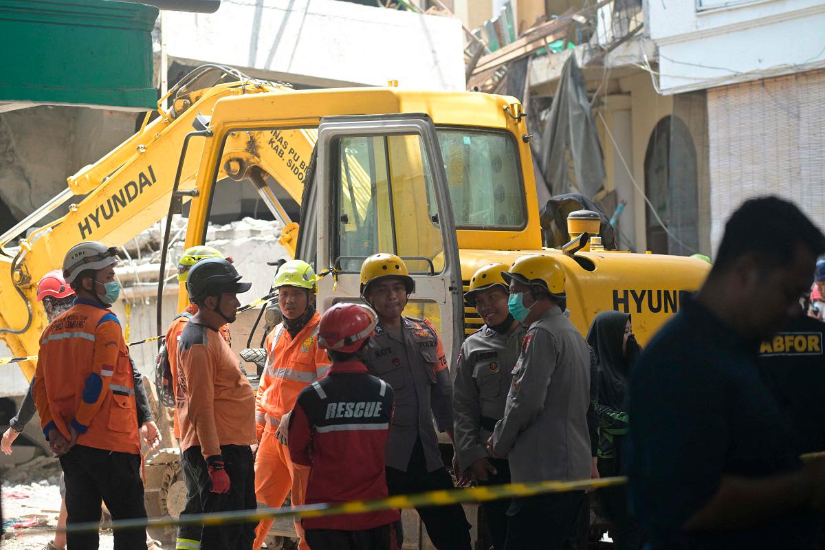 Rescuers search for survivors at Al Khoziny Islamic boarding school in Sidoarjo, East Java province on October 1, 2025, after the multi-storey school building collapsed two days earlier. - Juni KRISWANTO / AFP
