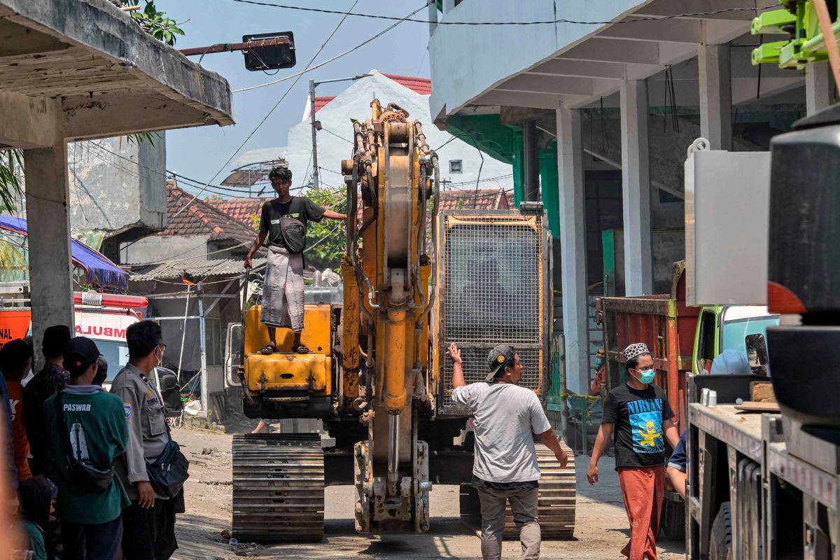 A general view shows the search and rescue operation at the site of a collapsed building at the Al Khoziny Islamic boarding school in Sidoarjo, East Java province, on October 3, 2025, after a multi-storey building at the school collapsed. (Photo by Juni KRISWANTO / AFP)