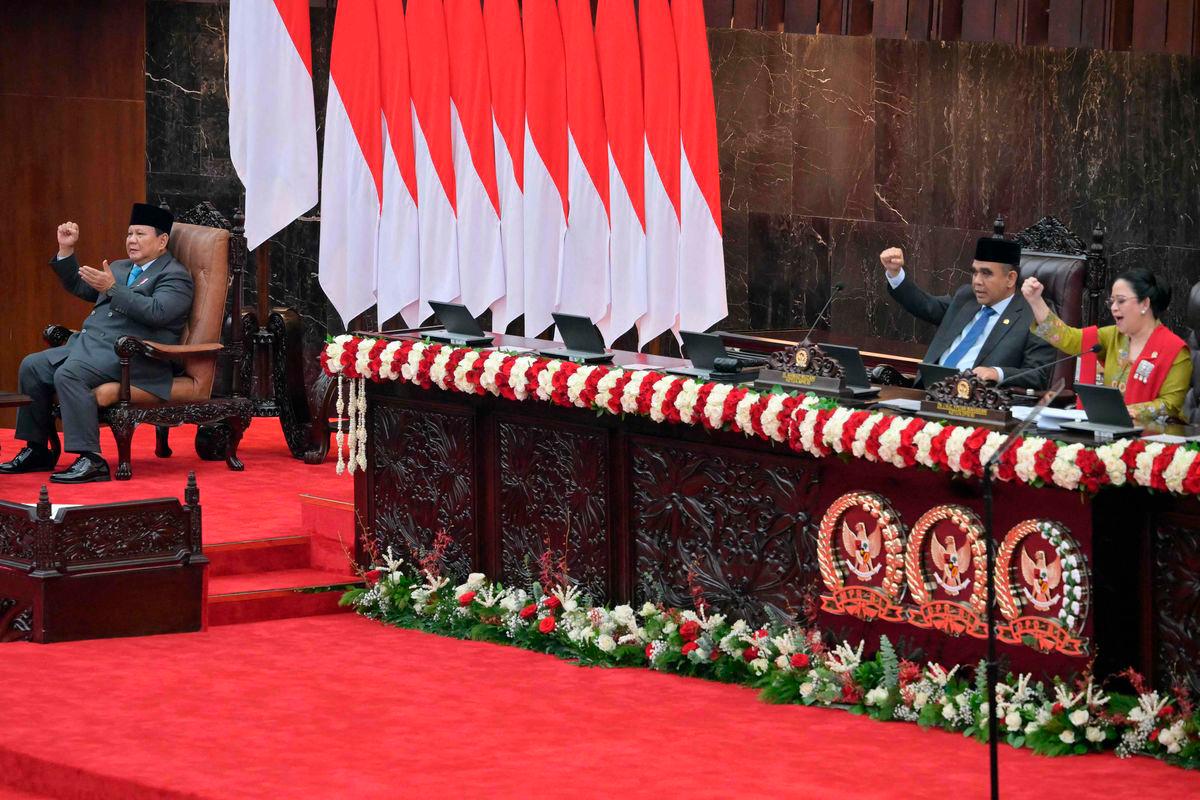 Indonesian President Prabowo Subianto (L) gestures with Puan Maharani (R), speaker of the People’s Representative Council of Indonesia and Ahmad Muzani (C), speaker of People’s Consultative Assembly, before delivering his annual State of the Nation Address, ahead of the country’s Independence Day in Jakarta on August 15, 2025. Photo by BAY ISMOYO / POOL / AFP