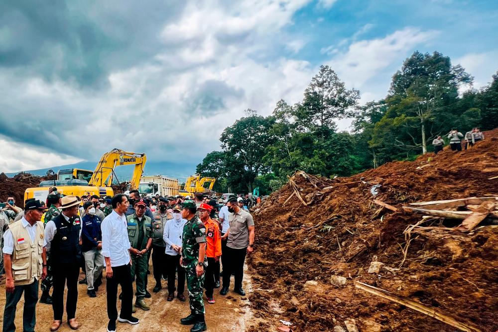 This handout picture taken and released on November 22, 2022 by the Indonesia’s Presidential Palace shows the President Joko Widodo (L, white shirt) as he visits Cianjur following a 5.6-magnitude earthquake. AFPPIX