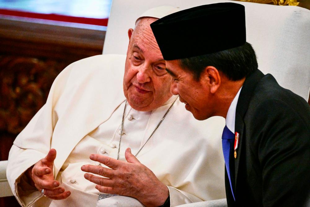 Pope Francis talks to Indonesia’s President Joko Widodo during a meeting with Indonesian authorities, civil society, and the diplomatic corps at the Presidential Palace in Jakarta - AFPpix