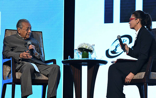 Tun Dr Mahathir Mohamad (L) during a question-and-answer session at the Invest Malaysia 2019 — Bernama