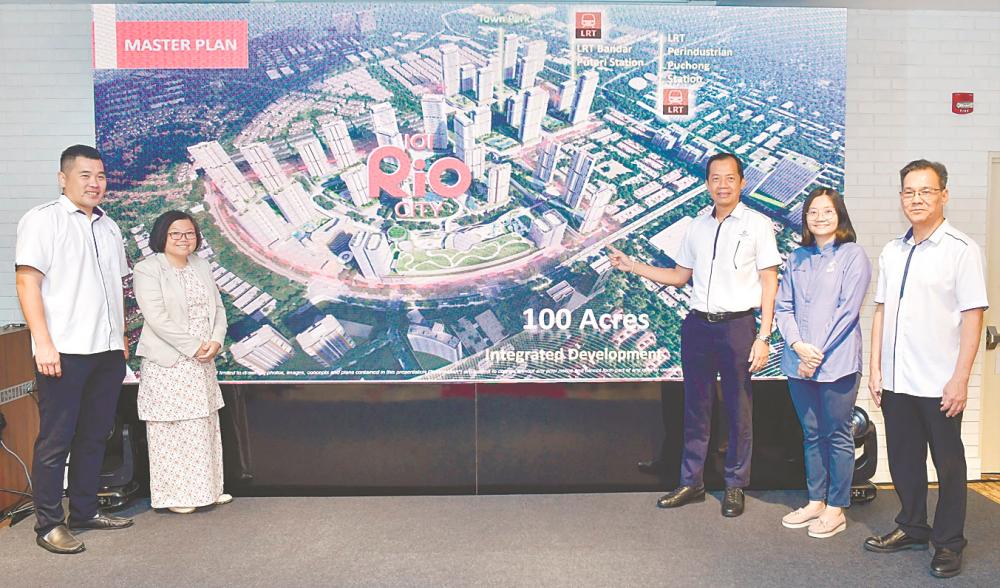 Teh (third from right) showing the plan for IOI Rio City at Bandar Puteri Puchong. With him are IOI Properties chief operating officer property investment Chris Chong (left), Chung (right) and Subang Jaya City Council member Ng Seow Chen (second from right). – Bernamapic