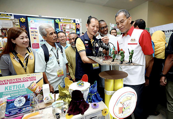 Health Minister Datuk Seri Dr Dzulkefly Ahmad visits the Combi convention in conjunction with the Asean Dengue Day and national level Dengue Free Institutions of Higher Learning Award at D’Hotel Seri Iskandar, Seri Iskandar. — Bernama