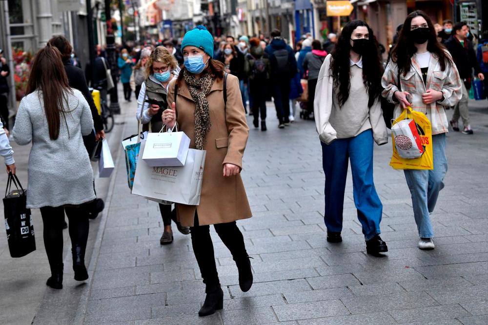People wear protective face masks while out for Christmas shopping, amid the spread of the coronavirus disease (Covid-19) pandemic, in Dublin, Ireland, December 17, 2021. REUTERSpix