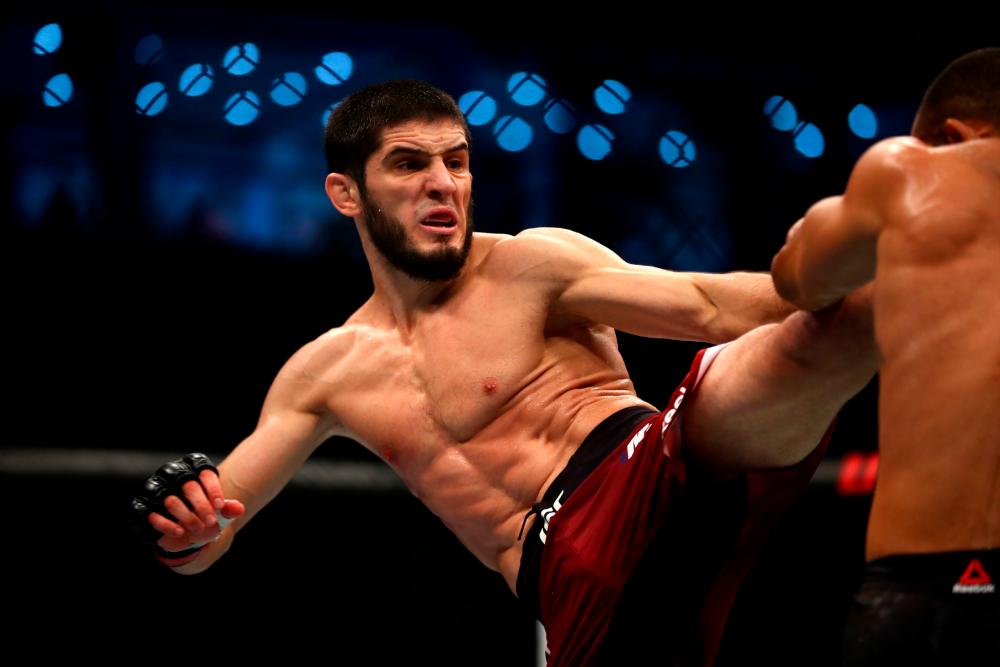 $!Islam Makhachev delivering a kick to his opponent. – mediareferee