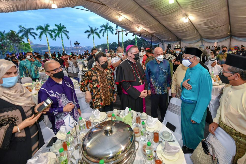 Prime Minister Datuk Seri Ismail Sabri Yaakob had a friendly chat with the foreign Ambassadors during the Iftar Ceremony with the Cabinet, Menteri Besar, Chief Ministers, Deputy Ministers and Foreign Ambassadors in Seri Perdana tonight. BERNAMApix