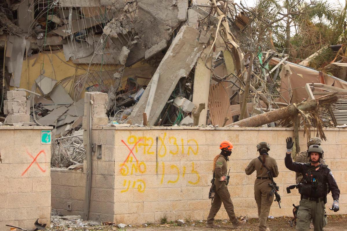 Israeli security forces and rescue teams rush to the scene of an Iranian strike that hit Ness Ziona in central Israel on June 22, 2025. (Photo by GIL COHEN-MAGEN / AFP)