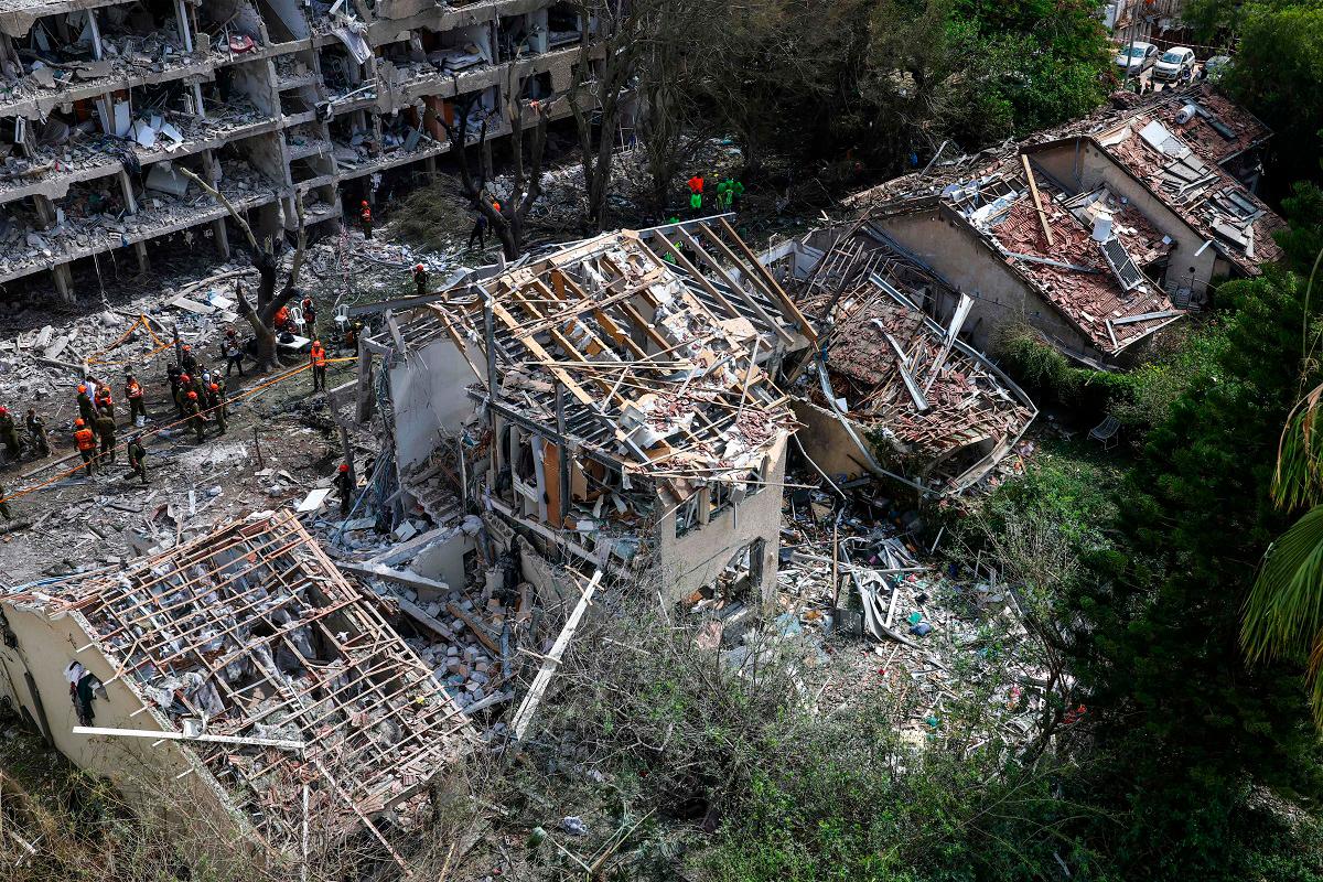 Israeli security forces and first responders gather at the site of an Iranian strike that hit a residential neighbourhood in the Ramat Aviv area in Tel Aviv on June 22, 2025. At least 16 people were hurt and at least one impact was reported in central Israel after Iran launched two waves of missiles at the country following the US bombing of its nuclear sites, rescue services and reports said. - AHMAD GHARABLI / AFP