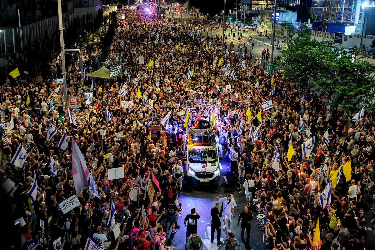 Protesters gather in a demonstration organised by the families of the Israeli hostages taken captive in the Gaza Strip since the October 2023 calling for action to secure their release outside the Defence Ministry headquarters in Tel Aviv on August 9, 2025. - Jack GUEZ / AFP