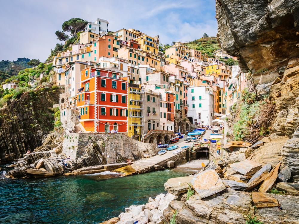 A view of Riomaggiore, one of the villages the Cinque Terre in Italy. © FilippoBacci/Istock.com