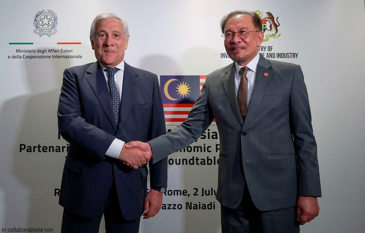 Perdana Menteri Datuk Seri Anwar Ibrahim bersalam dengan Timbalan Perdana Menteri Italy Antonia Tajani yang juga Menteri Luar ketika menerima kunjungan hormat di sini, hari ini - BERNAMA