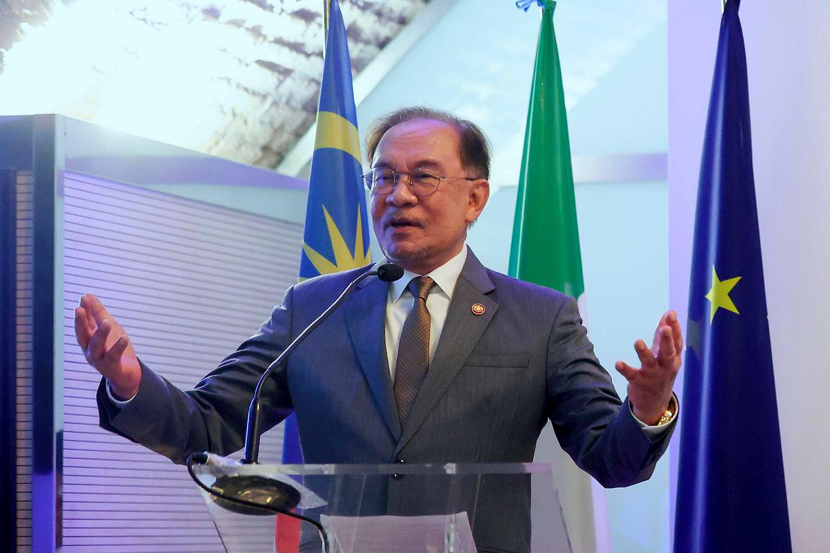 Perdana Menteri Datuk Seri Anwar Ibrahim menyampaikan ucapan ketika menerima kunjungan hormat Timbalan Perdana Menteri Italy Antonia Tajani yang juga Menteri Luar di sini, hari ini-BERNAMA
