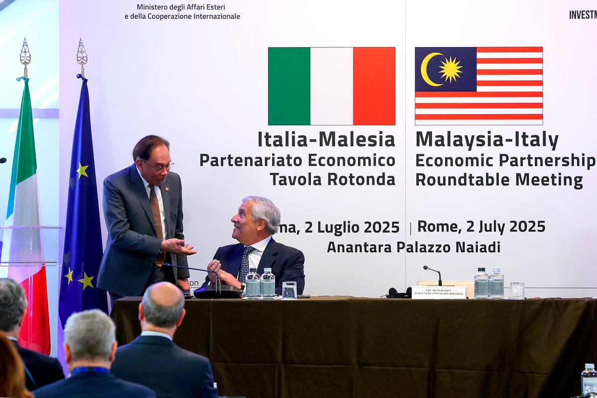 Perdana Menteri Datuk Seri Anwar Ibrahim beramah mesra dengan Timbalan Perdana Menteri Italy Antonia Tajani yang juga Menteri Luar ketika menerima kunjungan hormat di sini, hari ini- BERNAMA